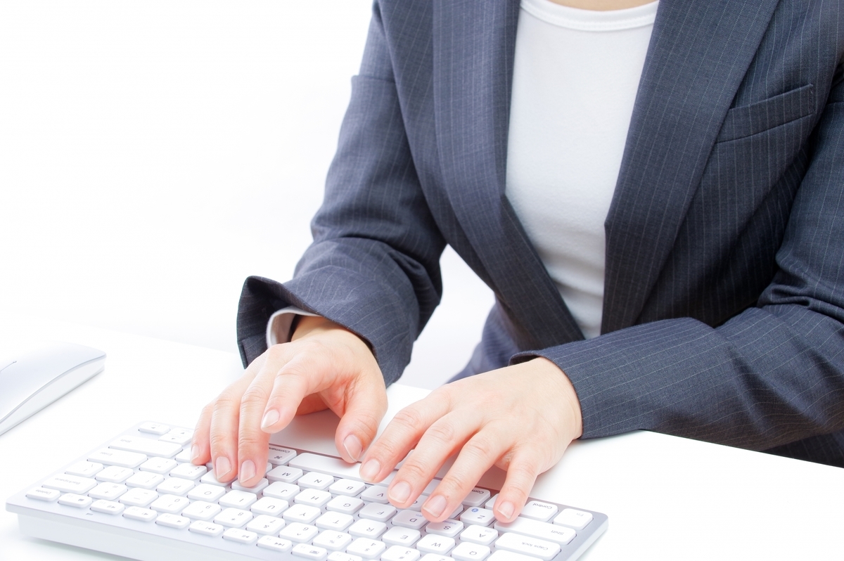 タイピングするスーツの女性