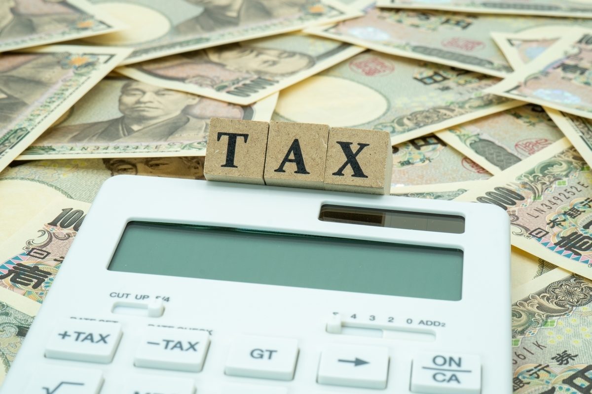 電卓と複数の一万円札