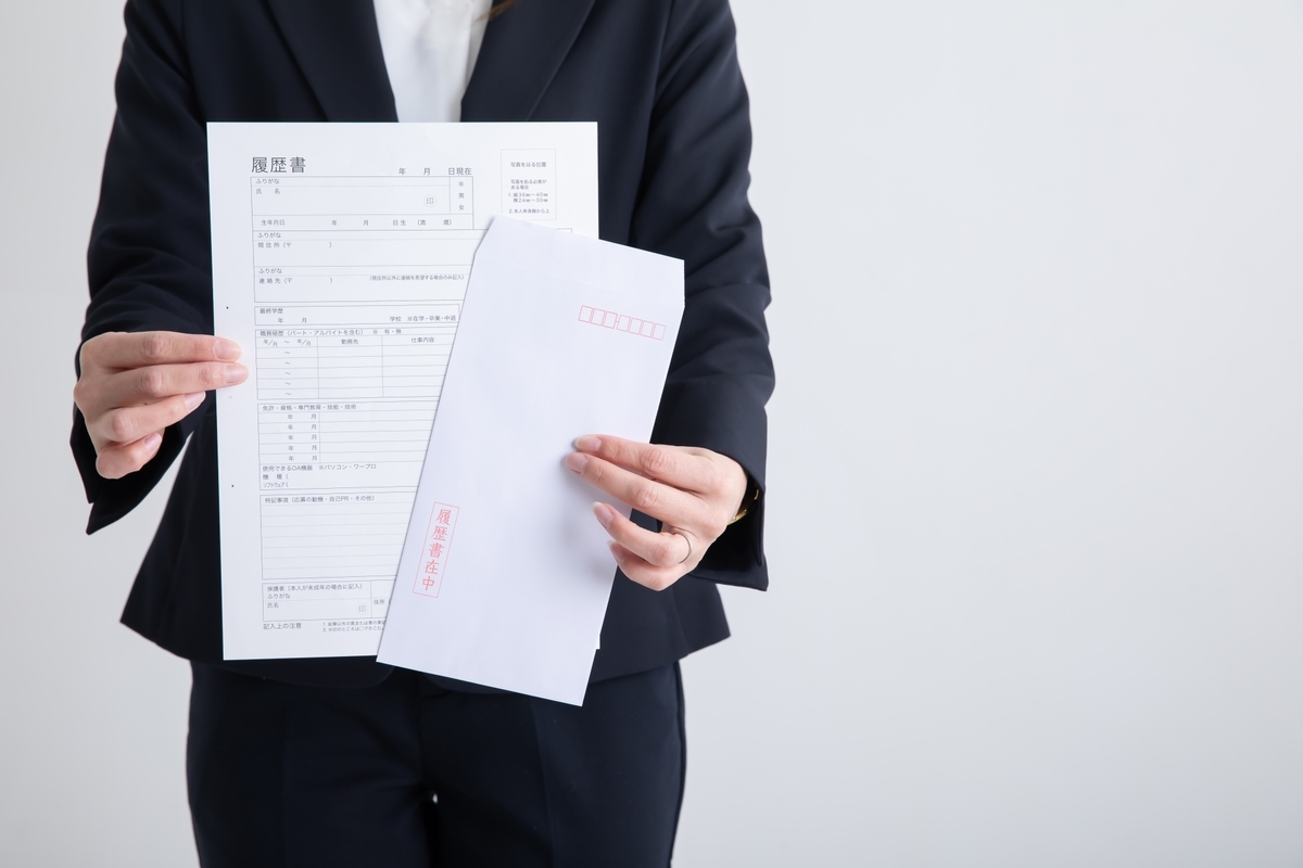 履歴書を持っている女性