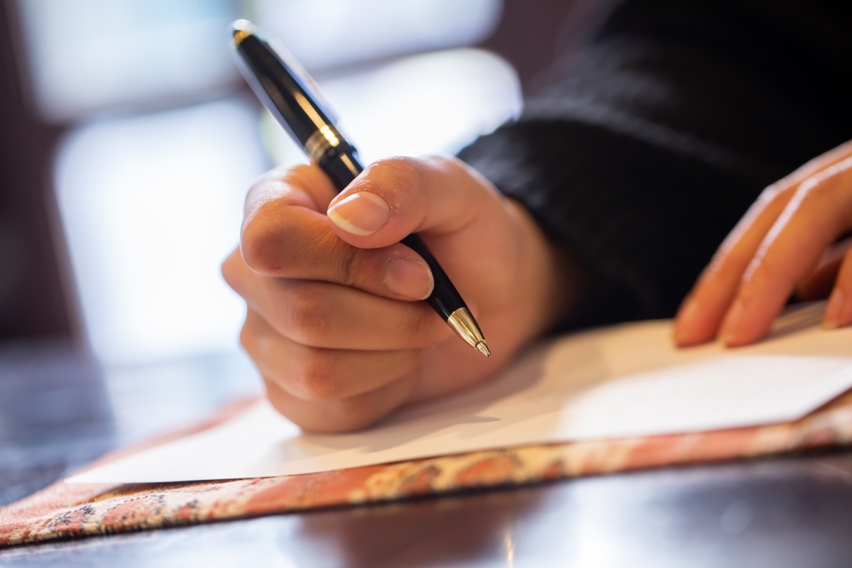 手紙を書く男性の手元