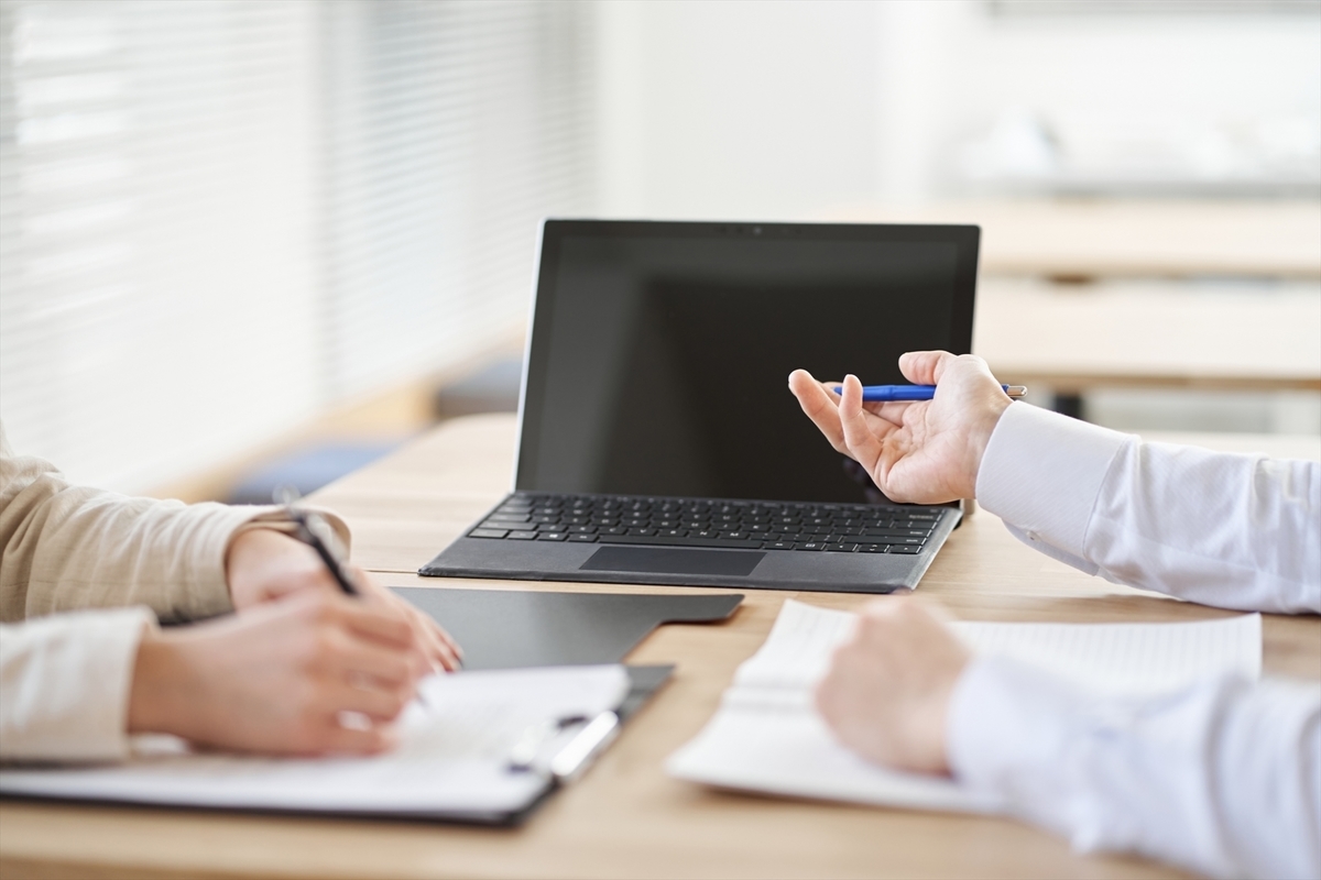 パソコンの前で相談する二人