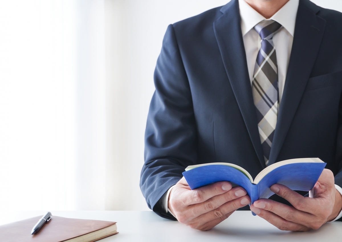 本をチェックする男性