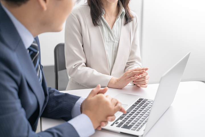 打ち合わせをする男女