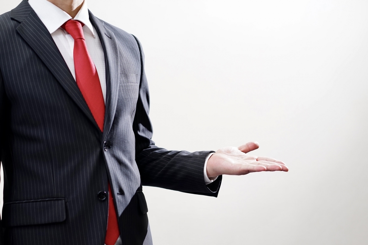 説明をしているスーツの男性