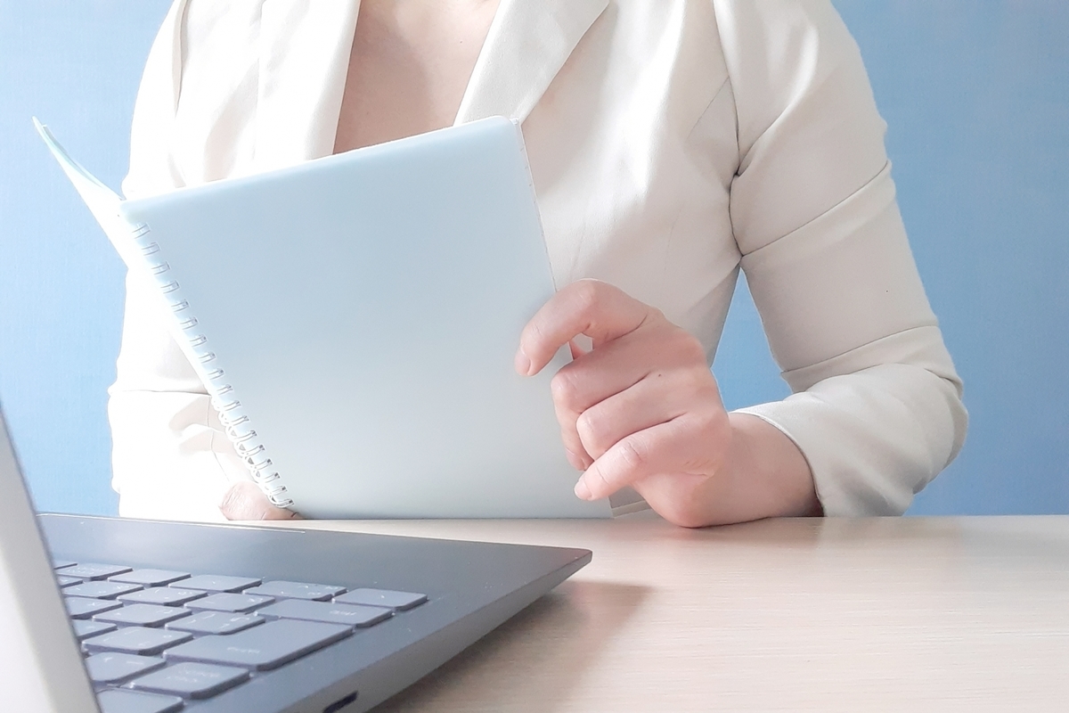 ノートを広げる女性