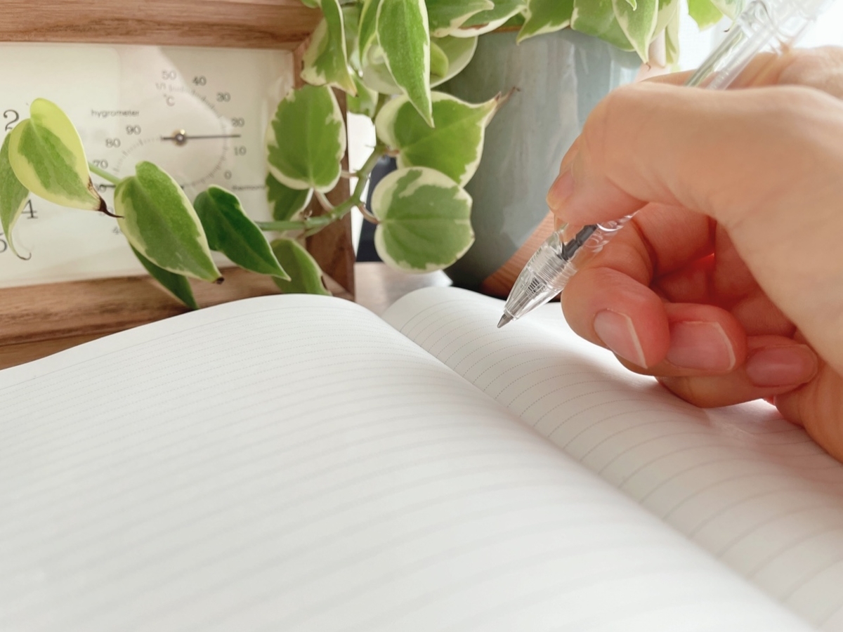 ノートを書き込む手元