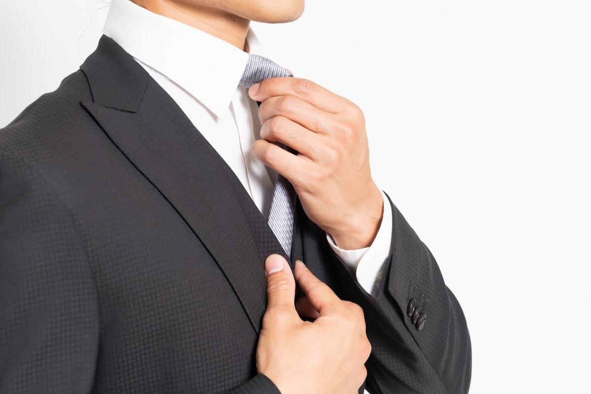 スーツを着ている男性