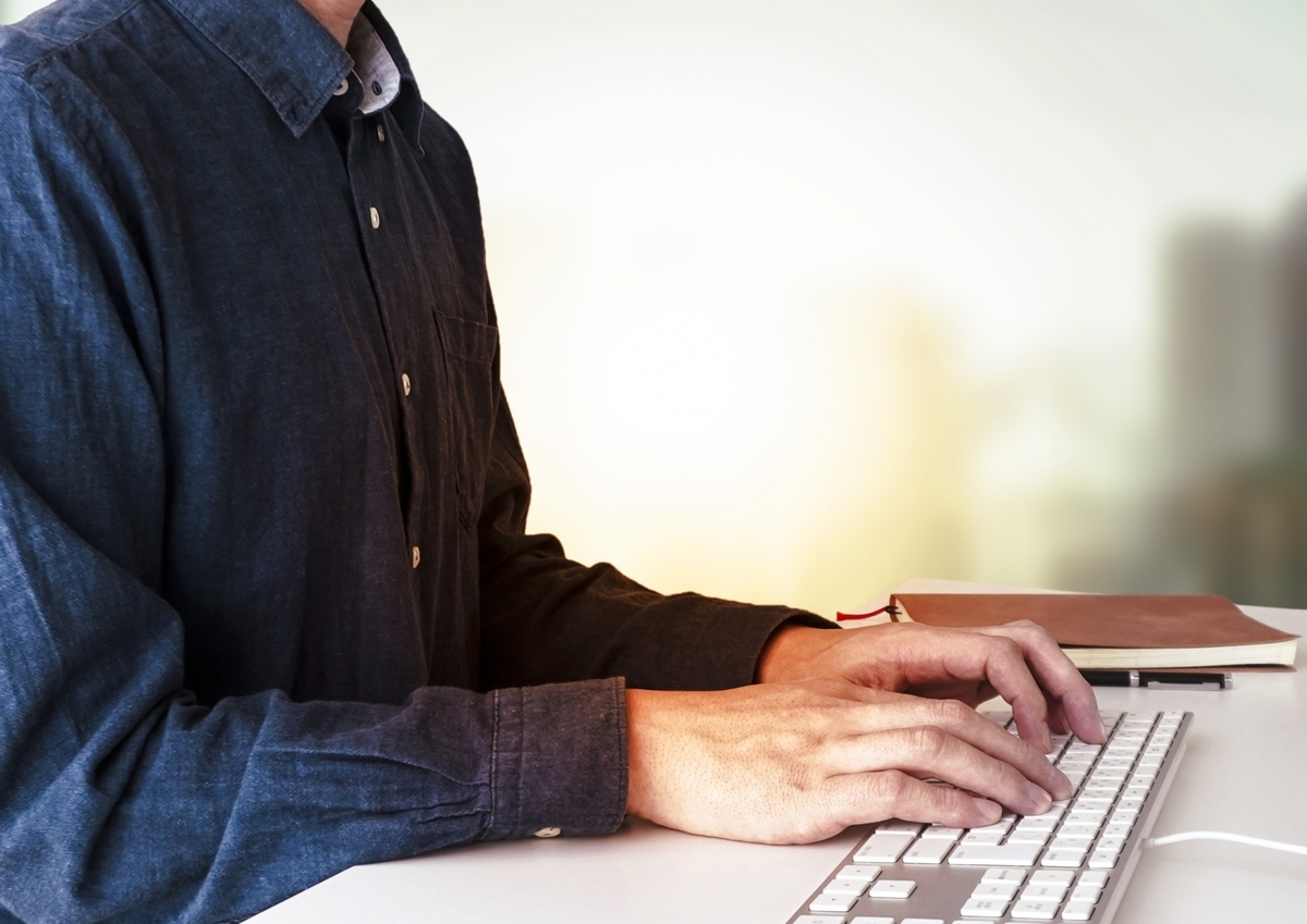 タイピングをする男性