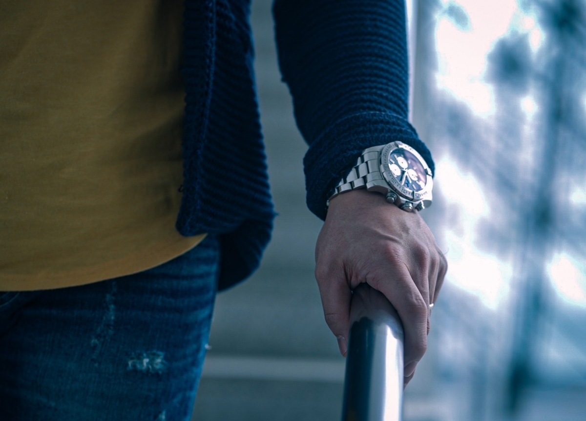 ジーンズをはき腕時計をつけた男性