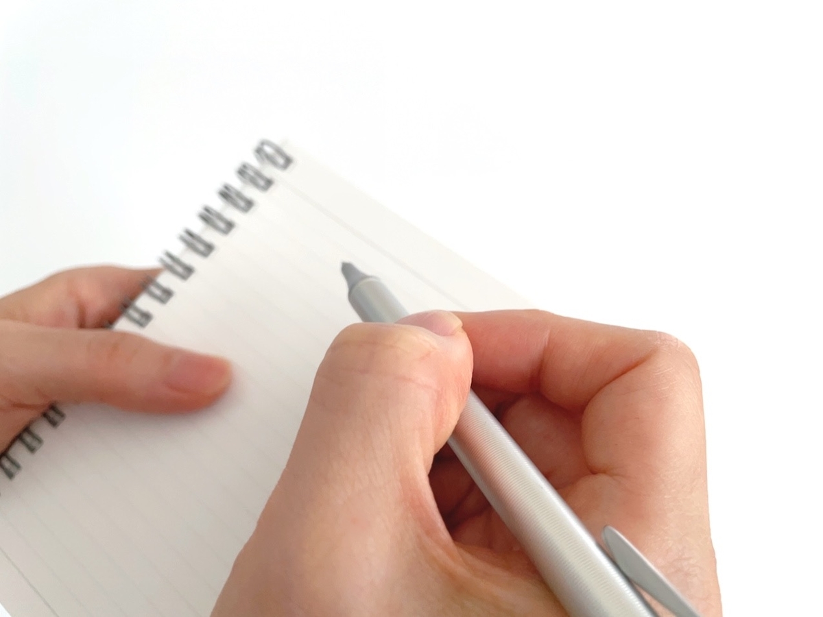 ノートに記入する手元