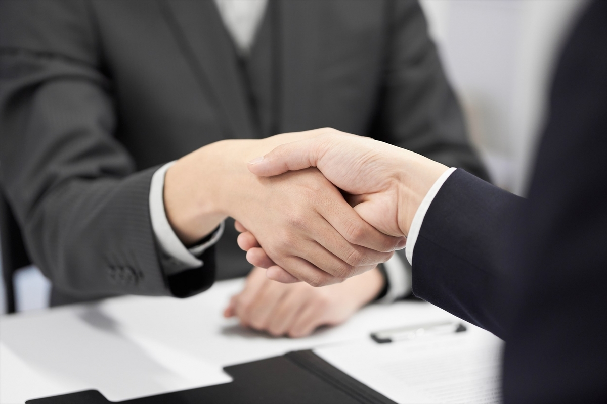 握手をする二人