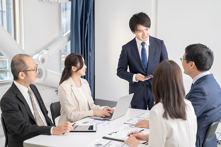 打ち合わせをする社員たち