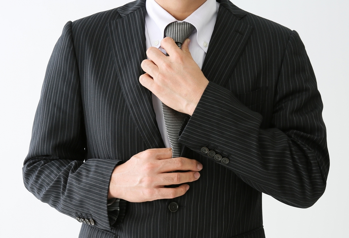 ネクタイを締める男性