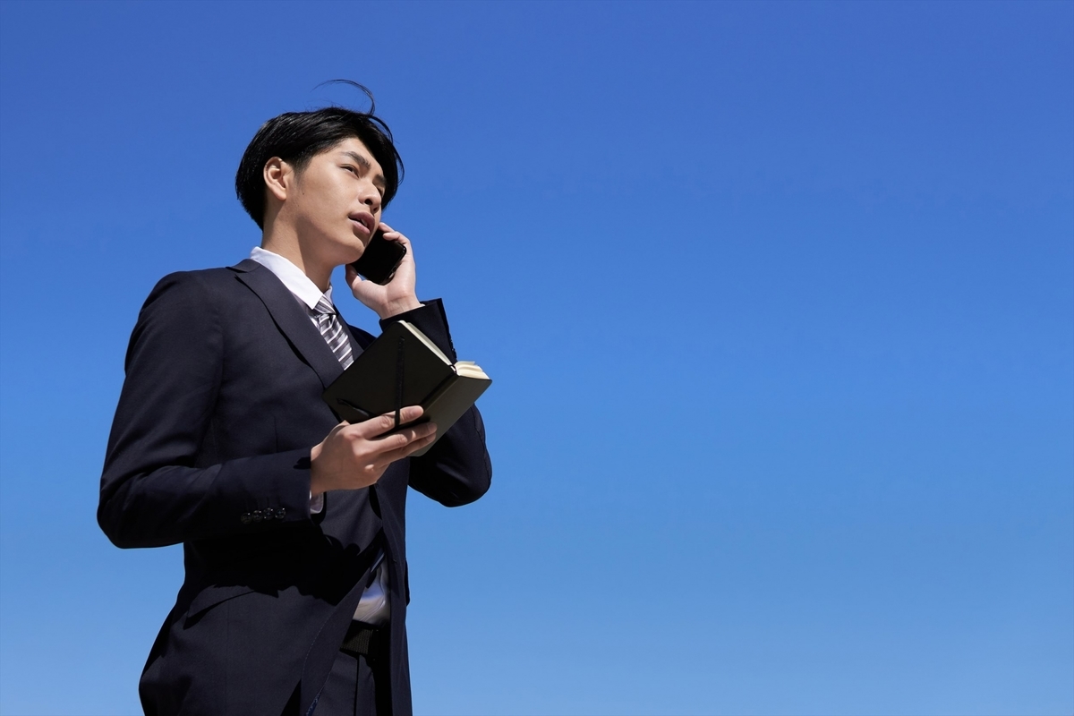 通話している男性社員