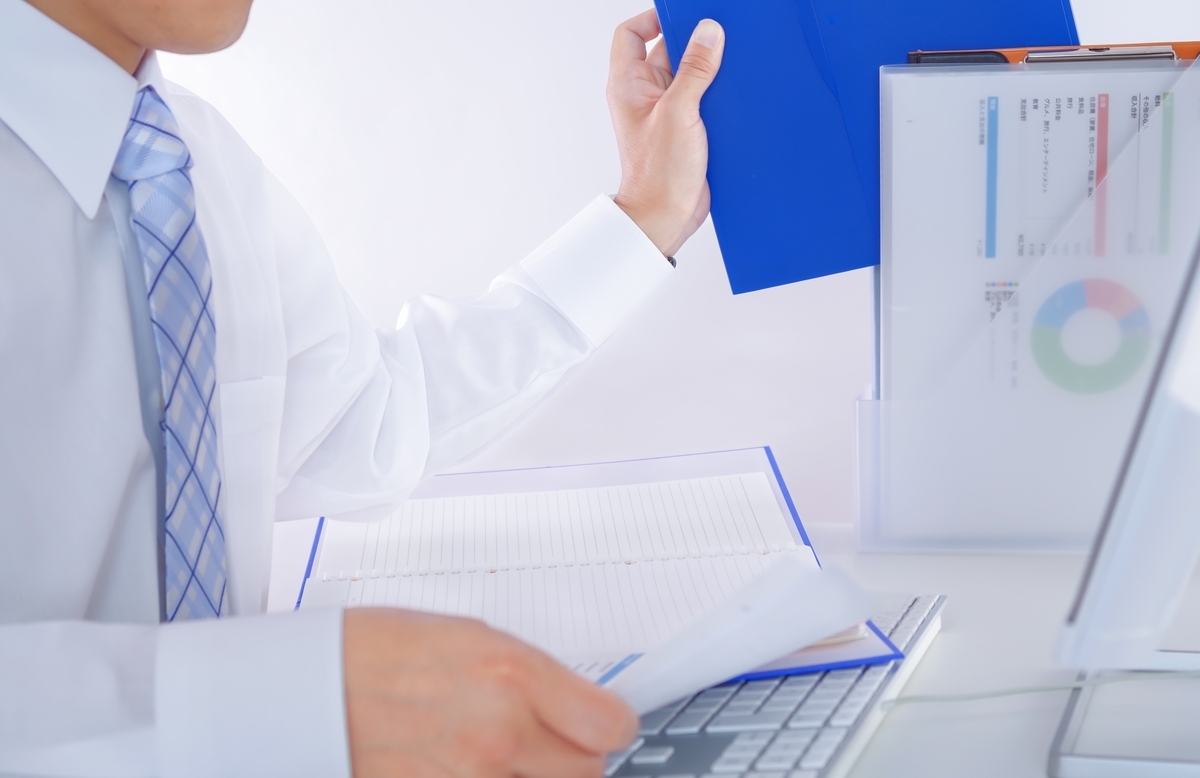 デスクワークする男性