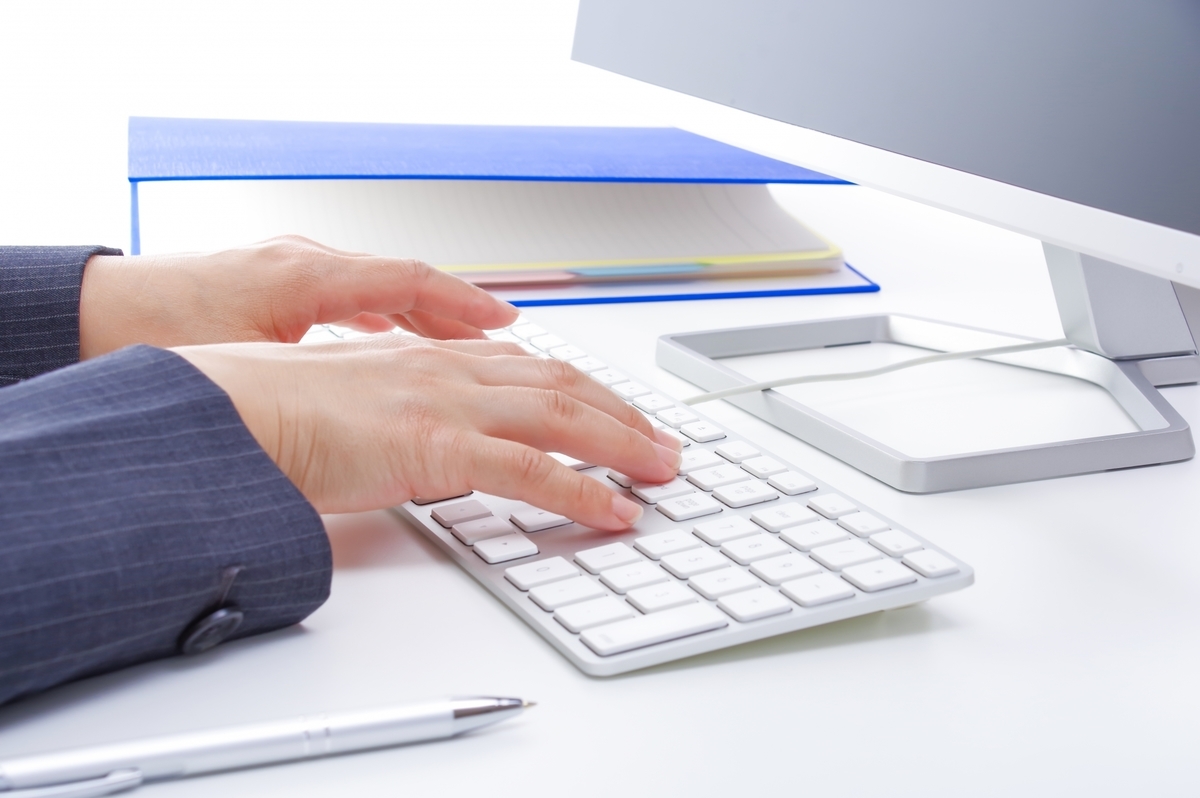 パソコンを操作する男性