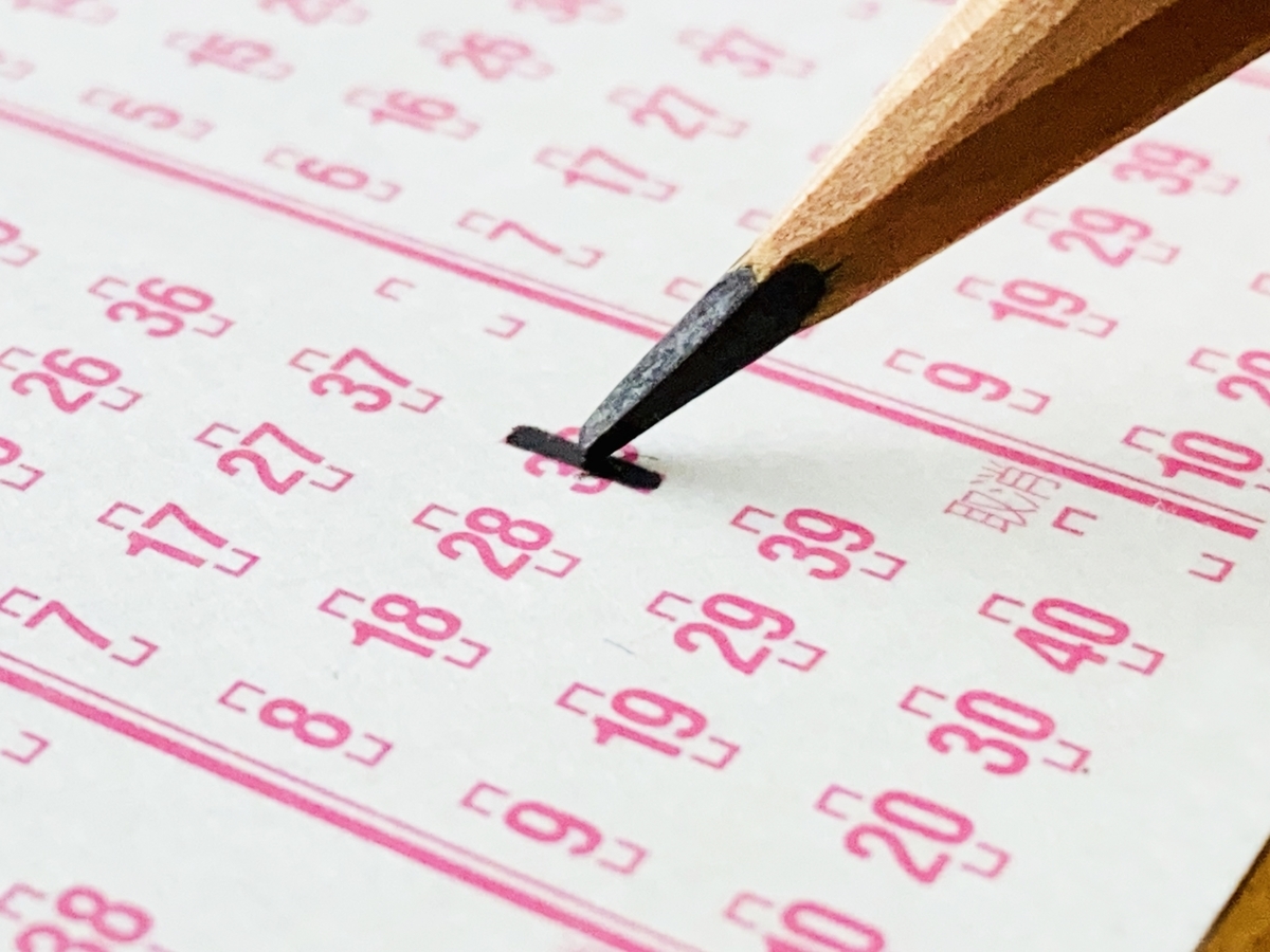 マークシートをチェックする手元