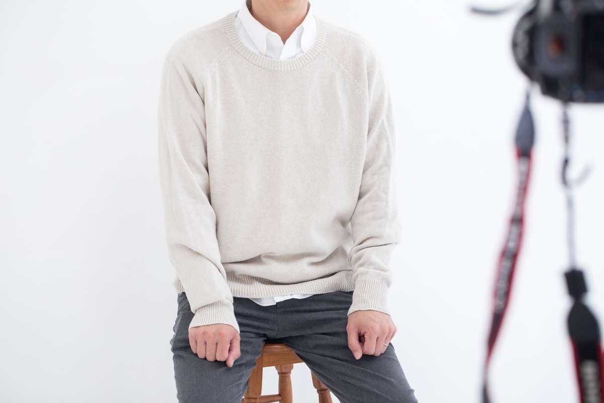 写真館で写真を撮られている男性