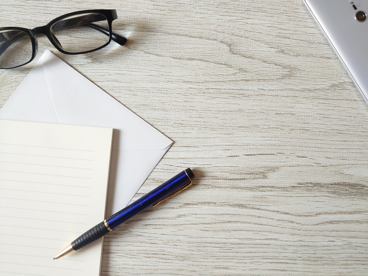 デスクに眼鏡と便箋