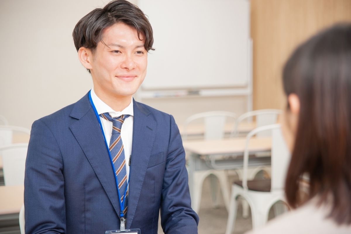 面接の際笑顔でいる男性の写真