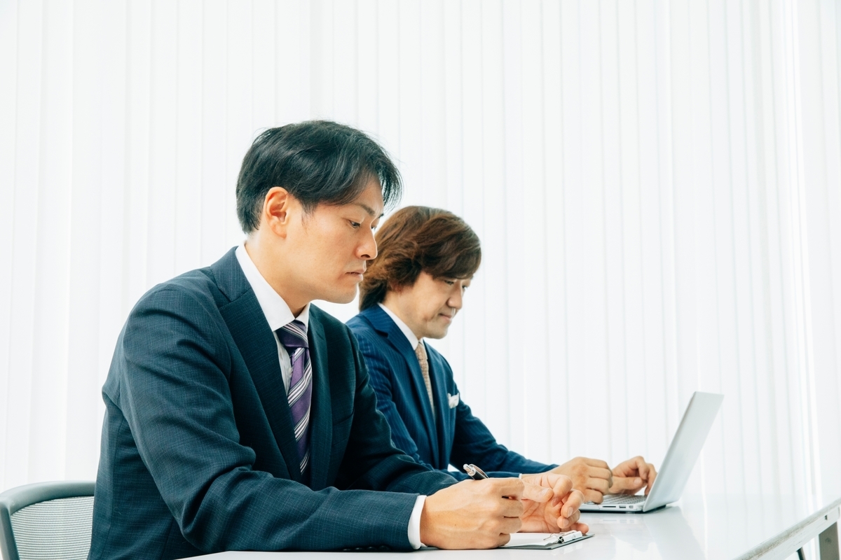 面接結果を考えている社員の写真