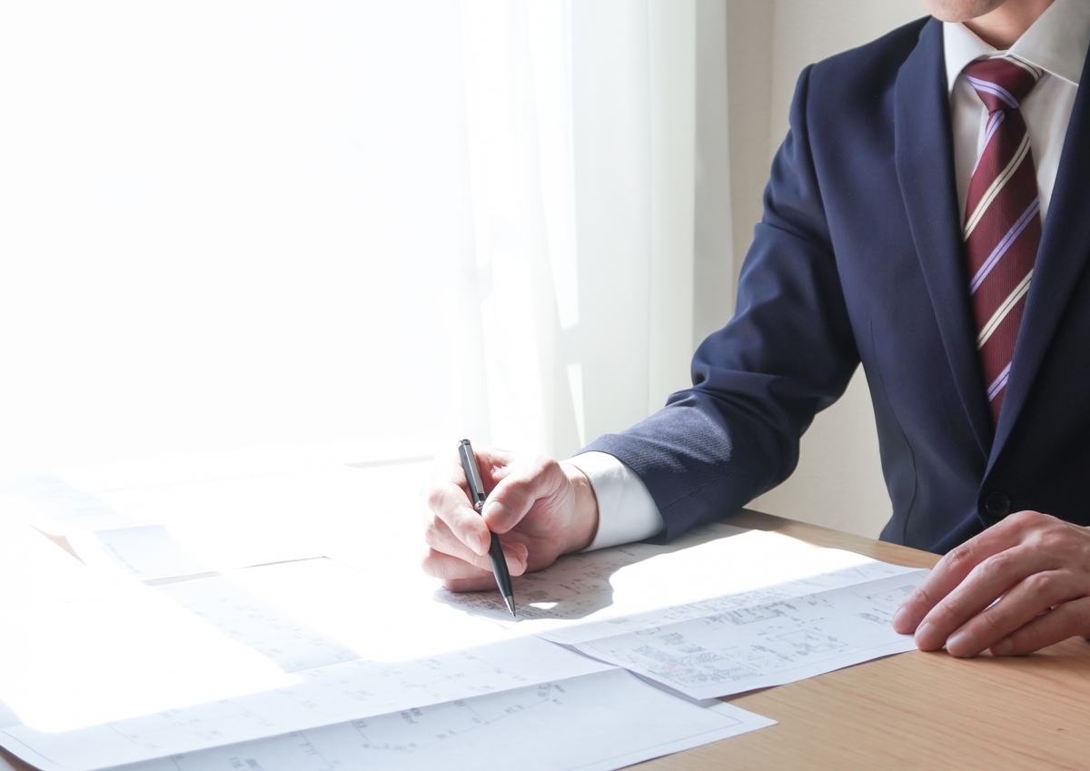 書類を書く男性