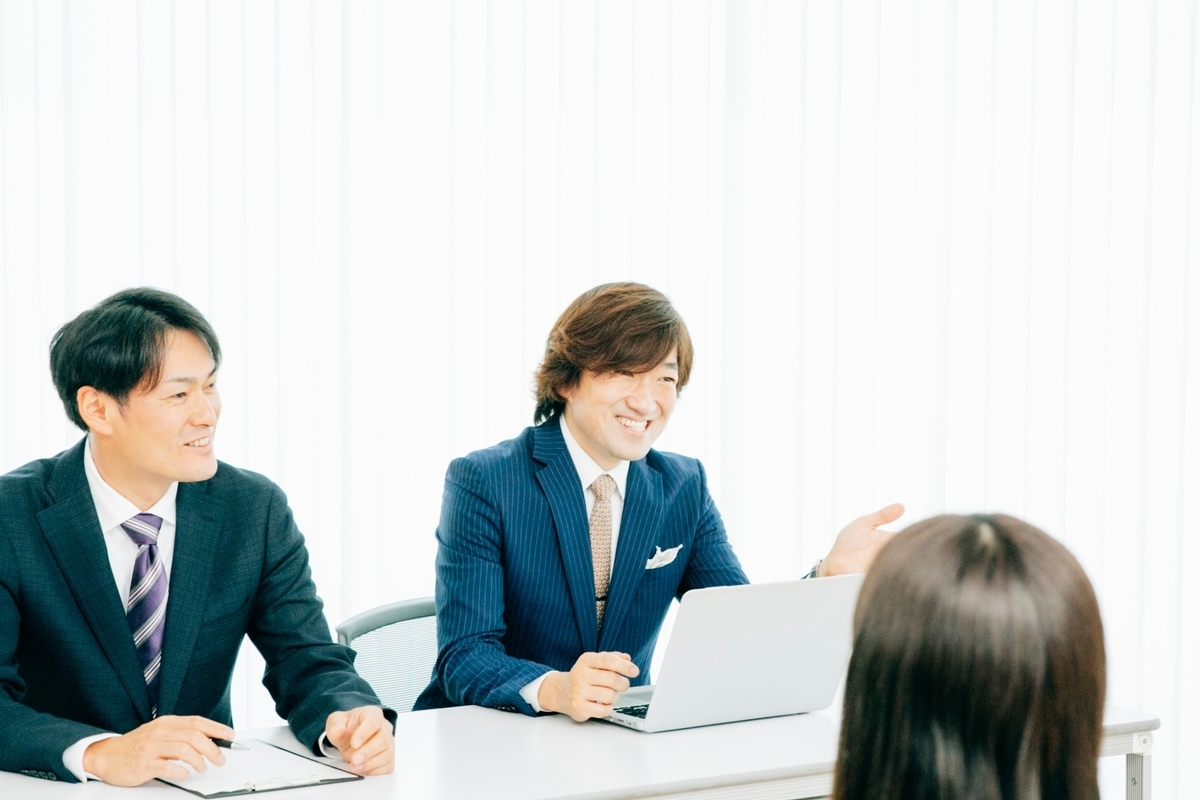 にこやかに話す面接官