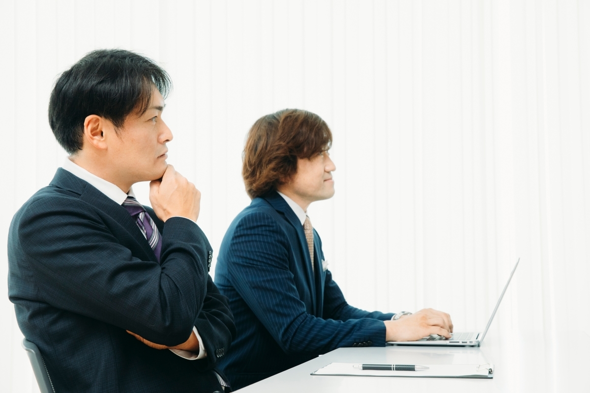話を聞く面接官