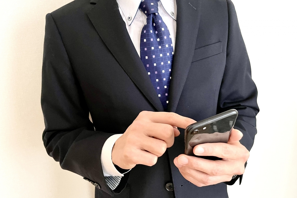 スマートフォンを操作する男性