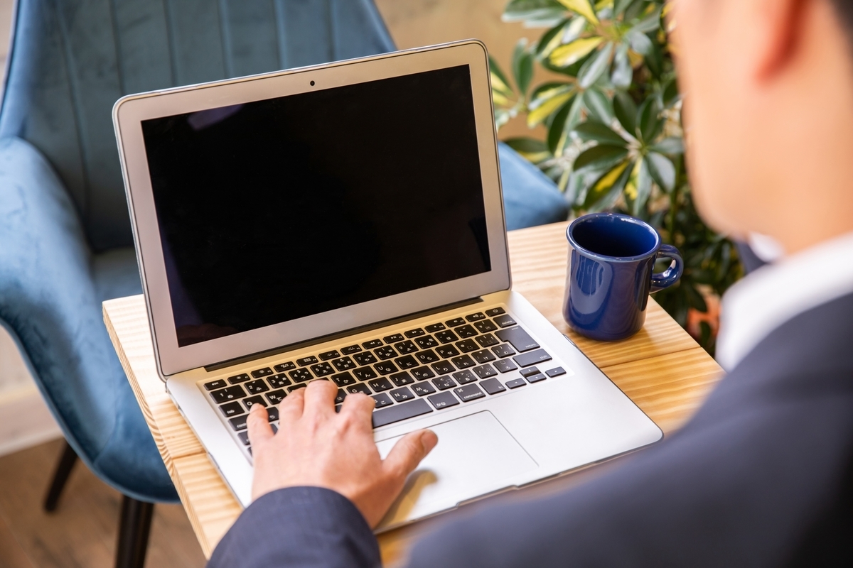 キーボードに触る男性