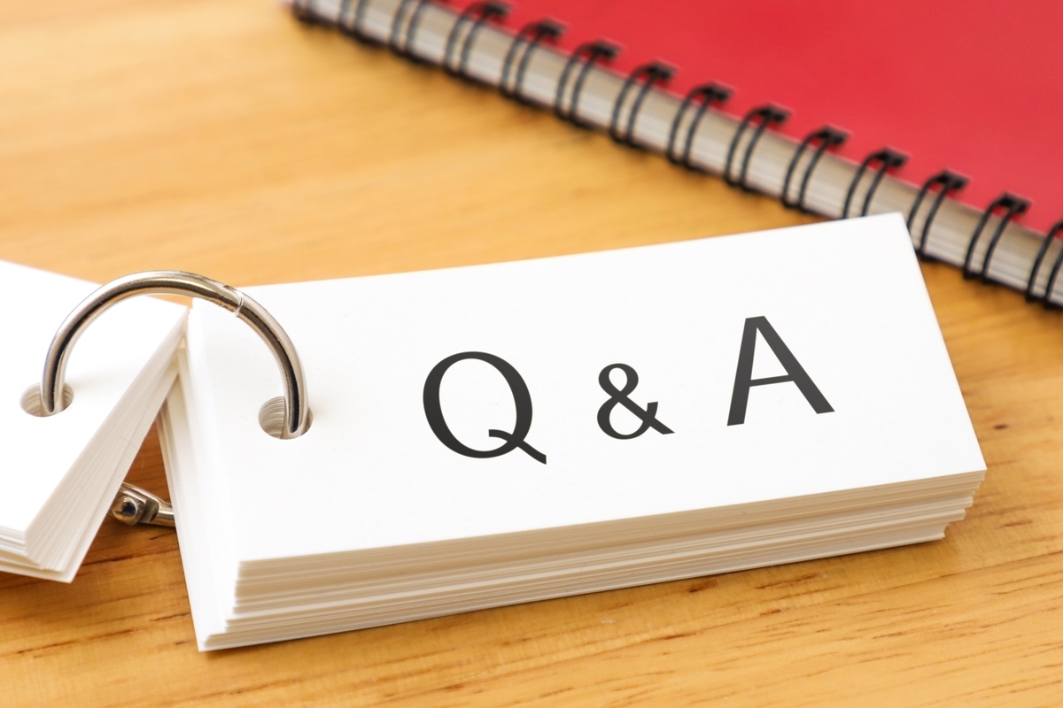 Q&Aと書かれた単語カード