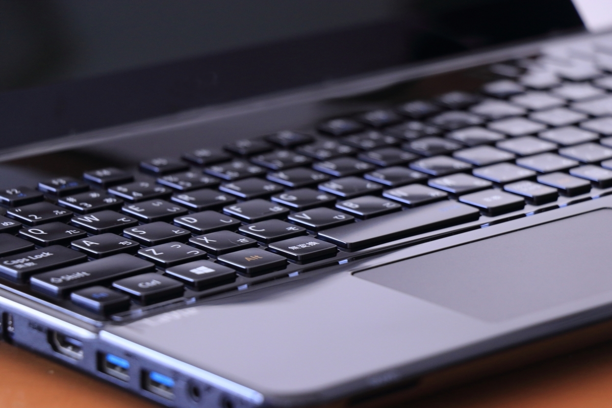 黒いノートパソコン