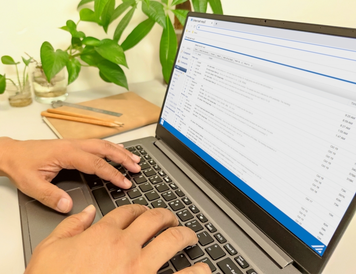 ノートパソコンを操作する男性