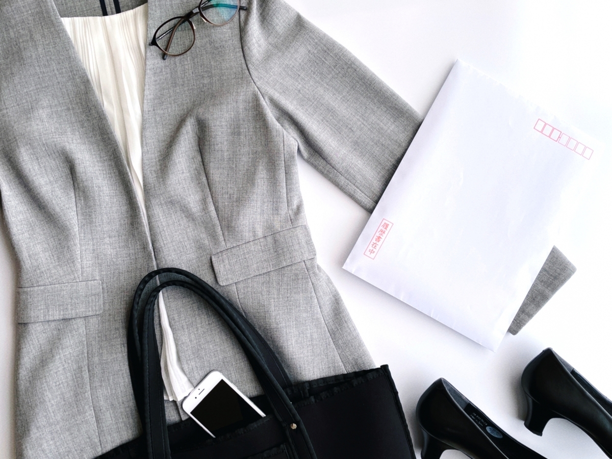 女性用スーツと履歴書用封筒