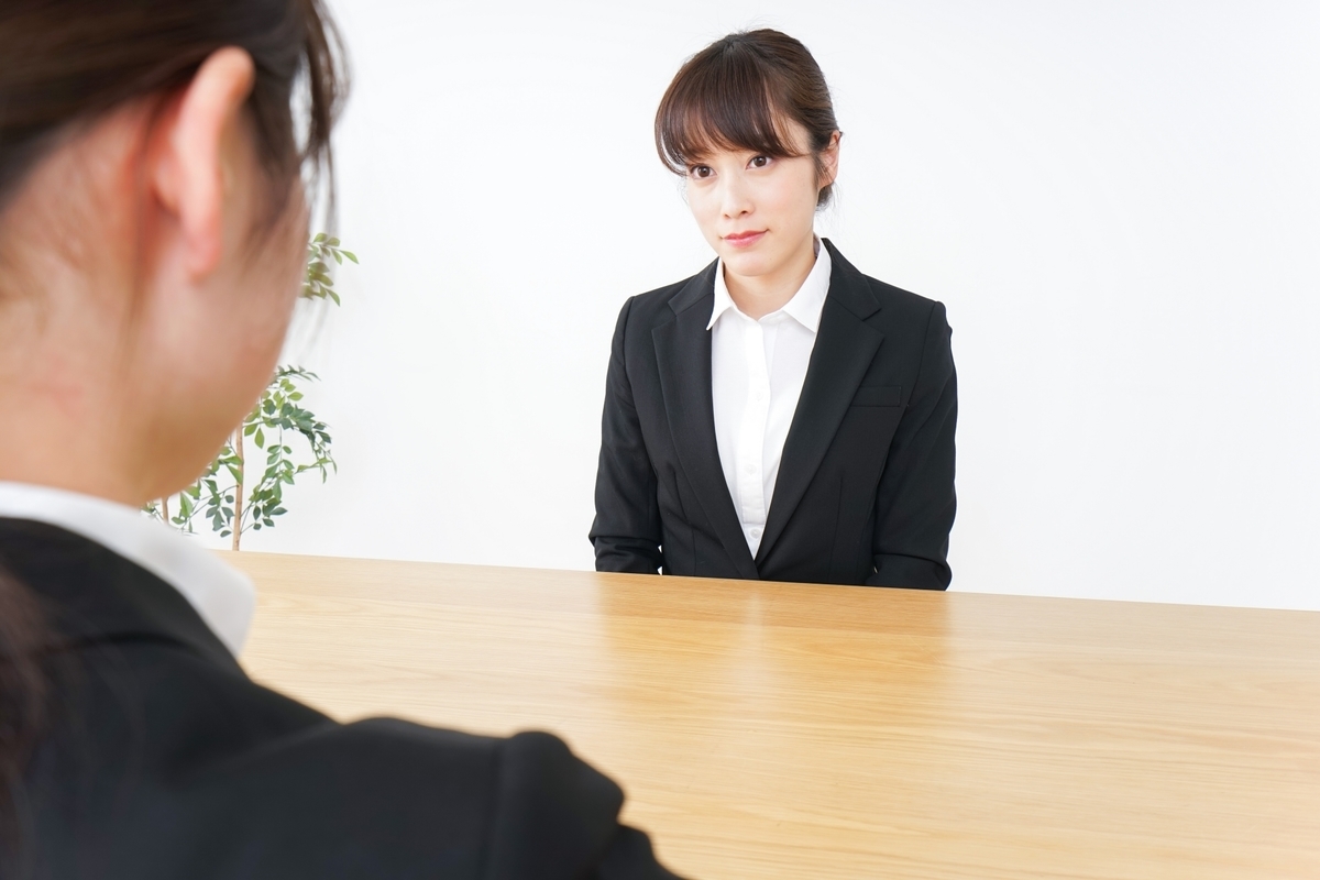面接を受けるスーツ姿の女性