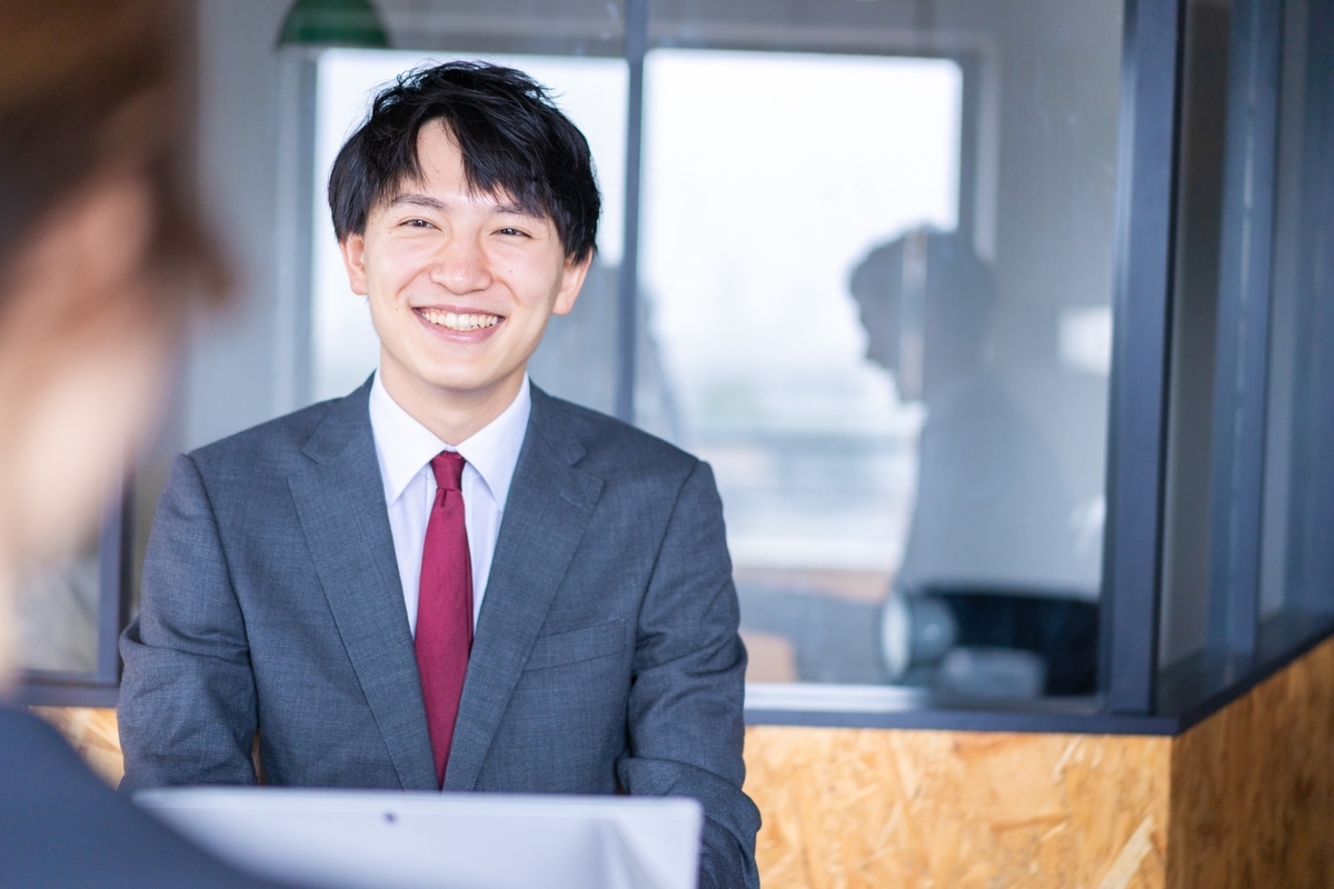 笑顔のスーツ姿の男性