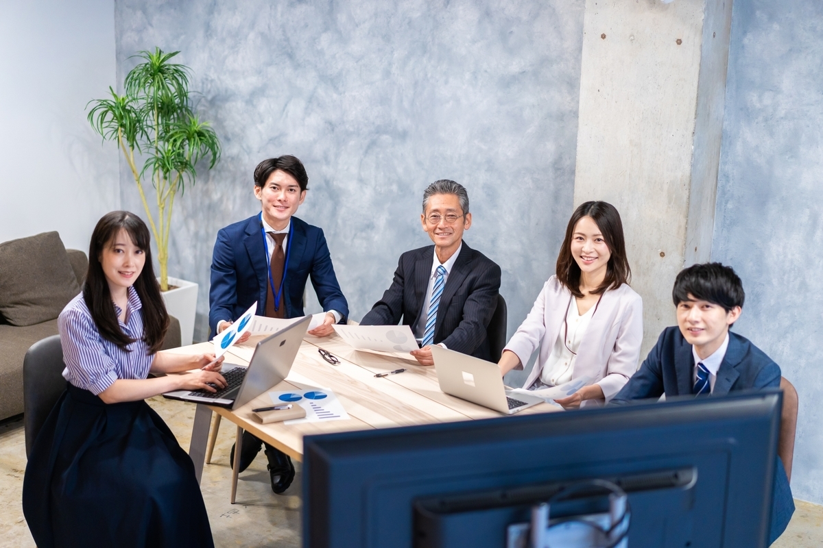 笑顔でこちらを向いている男女