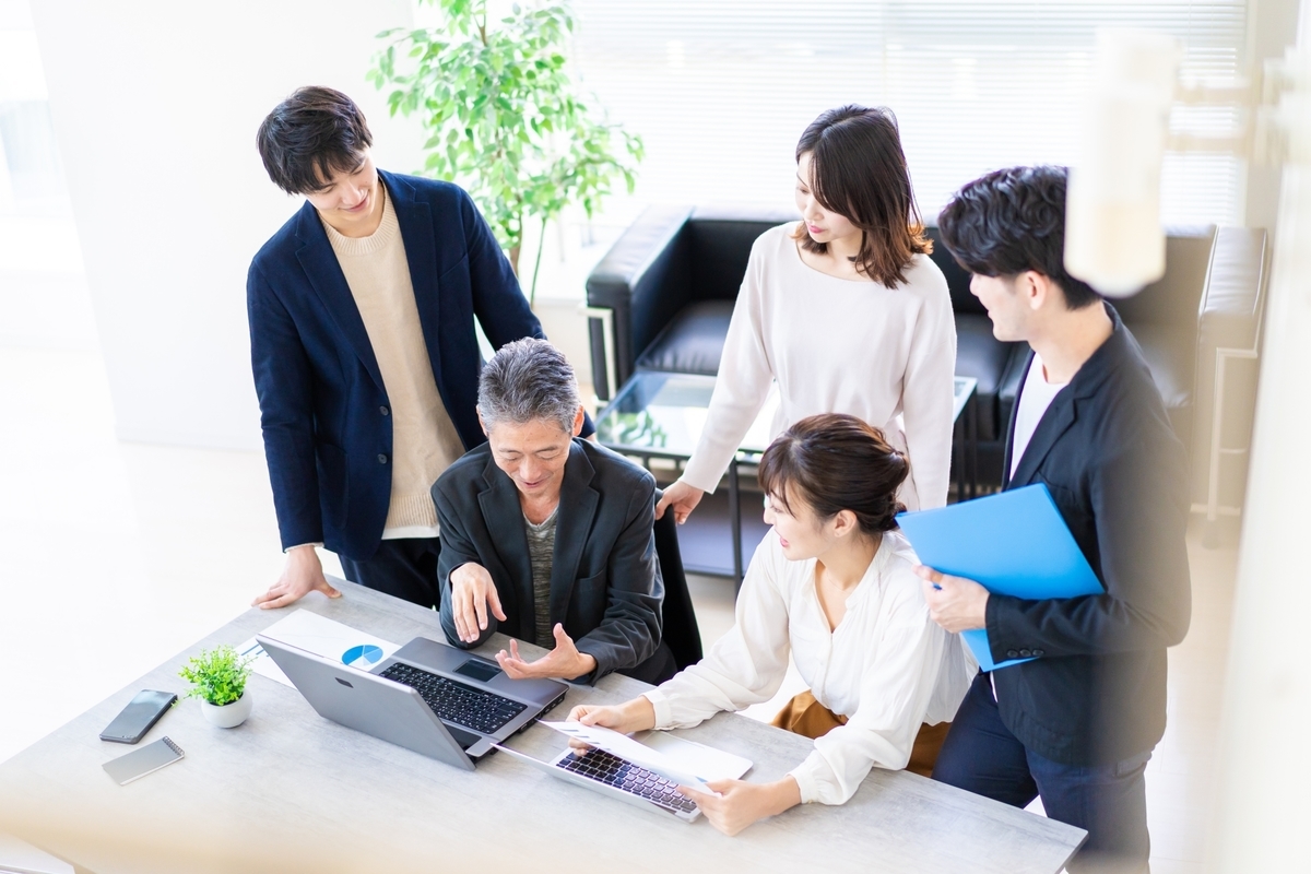 複数人で会議する様子