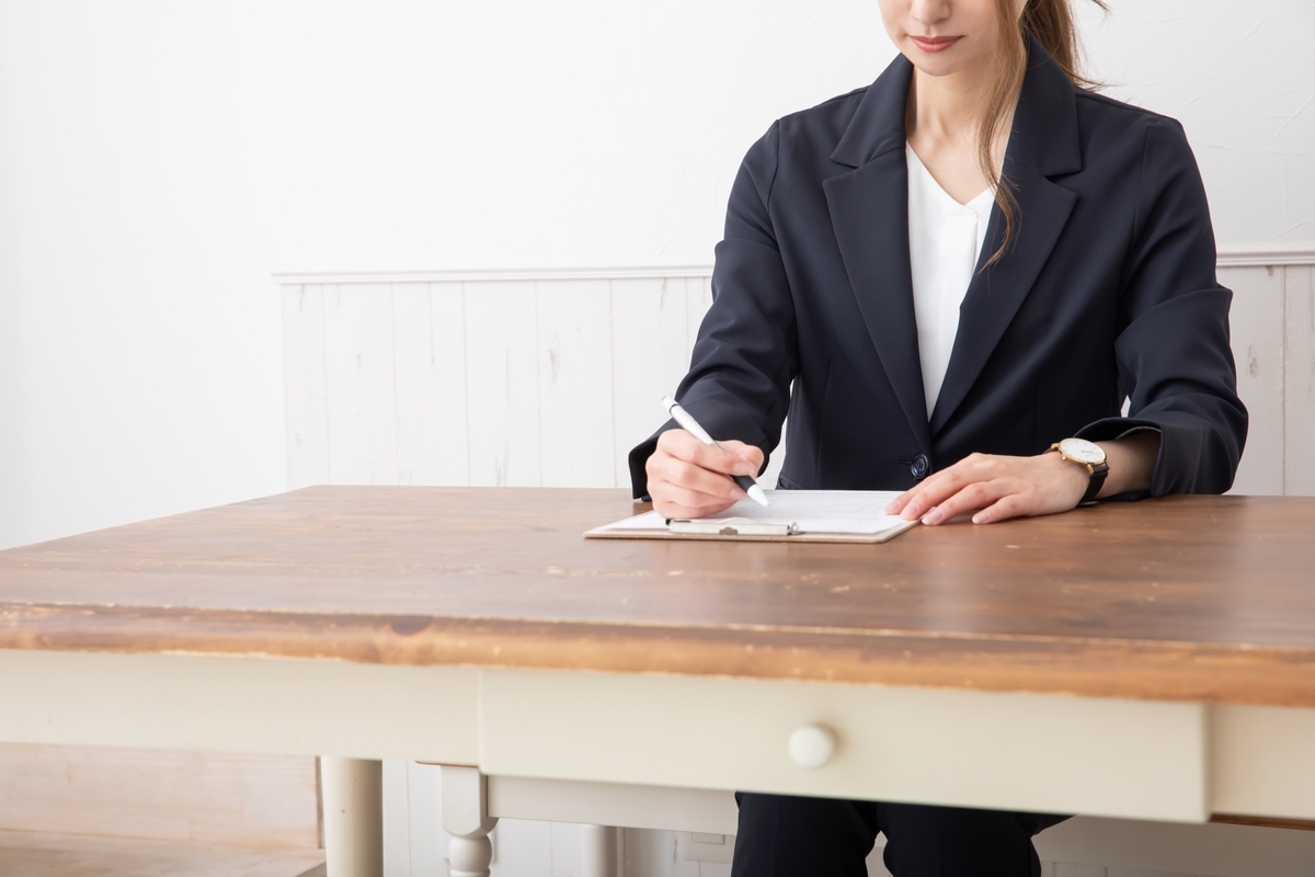 履歴書に記入する女性