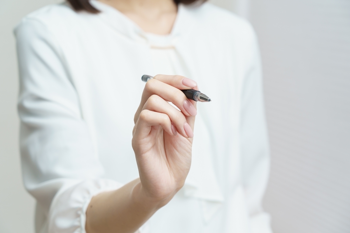 ボールペンを持っている女性