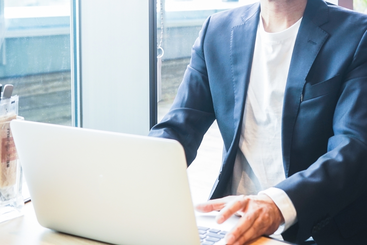 ワークスペースで働く男性