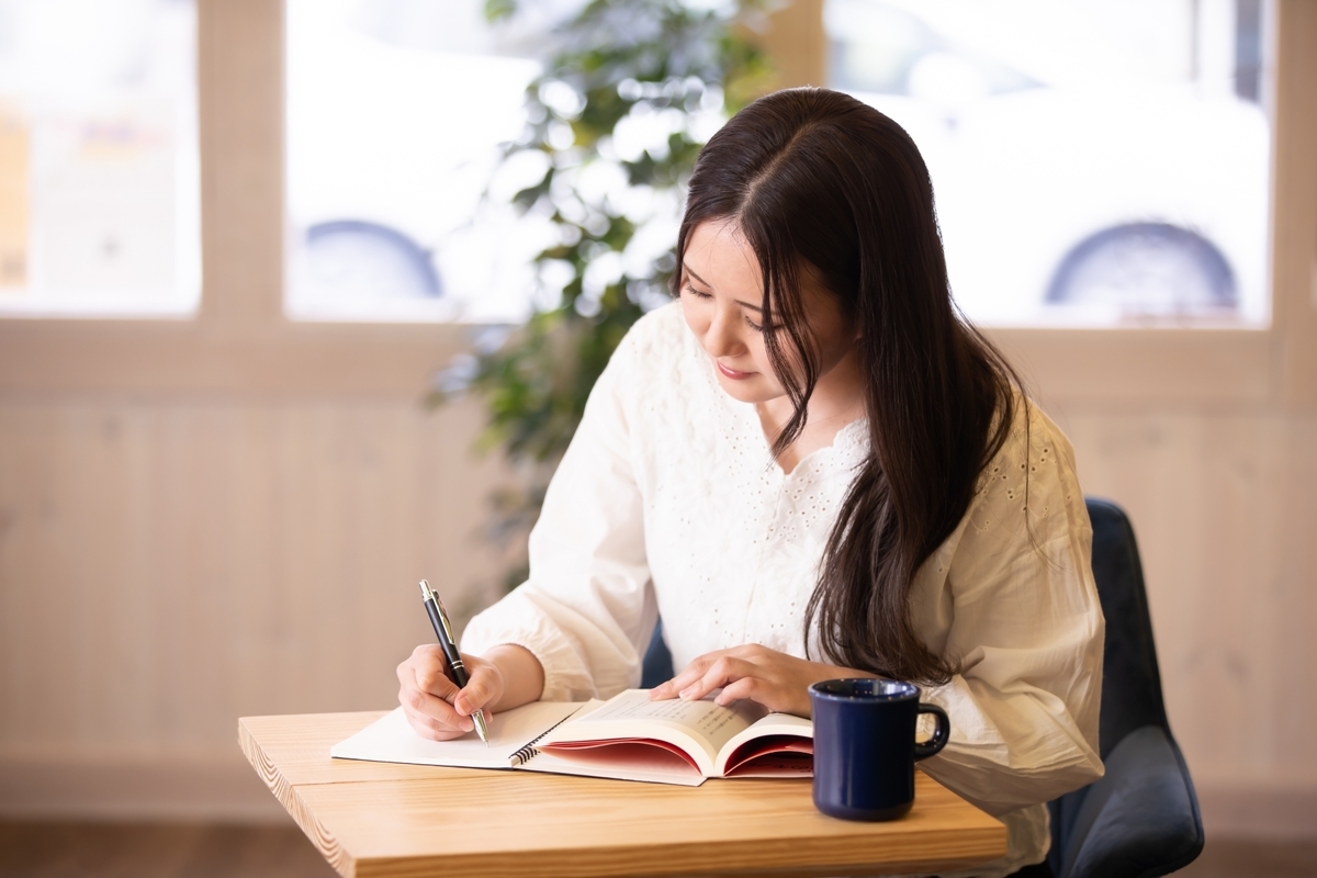 勉強する女性