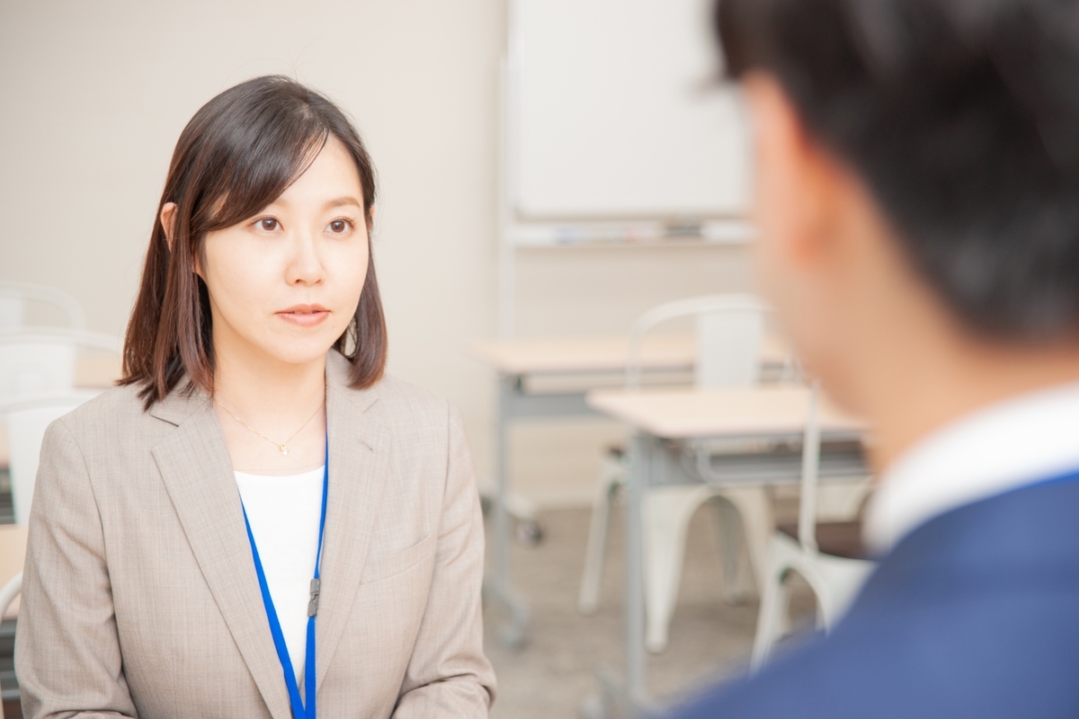 面接をしている女性