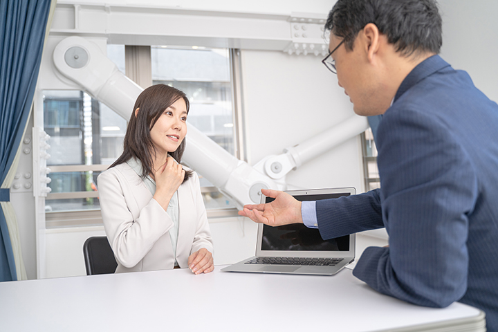 ラフな雰囲気で面接をする二人