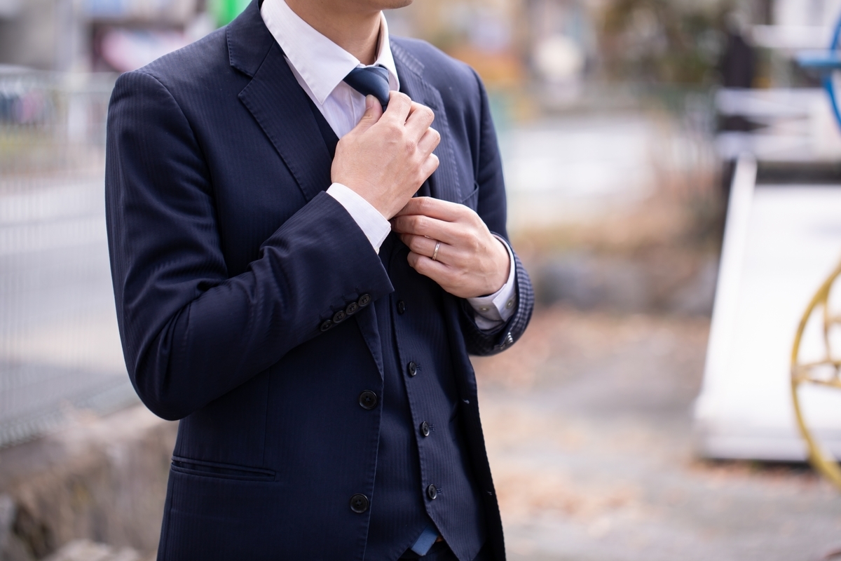 スーツの男性