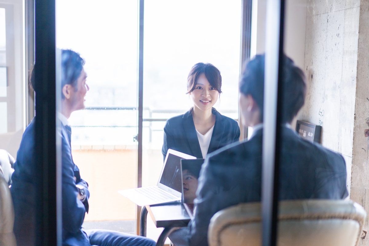 ミーティングをしている3人