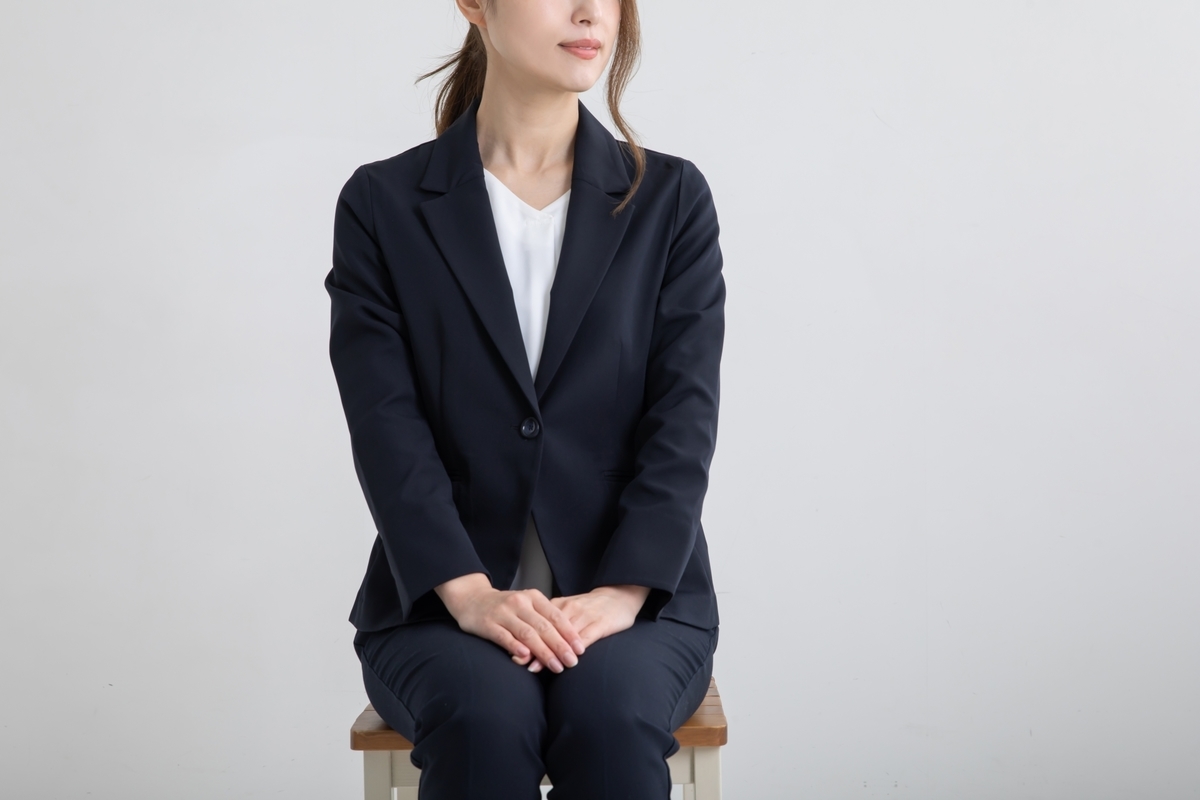 面接を受ける女性