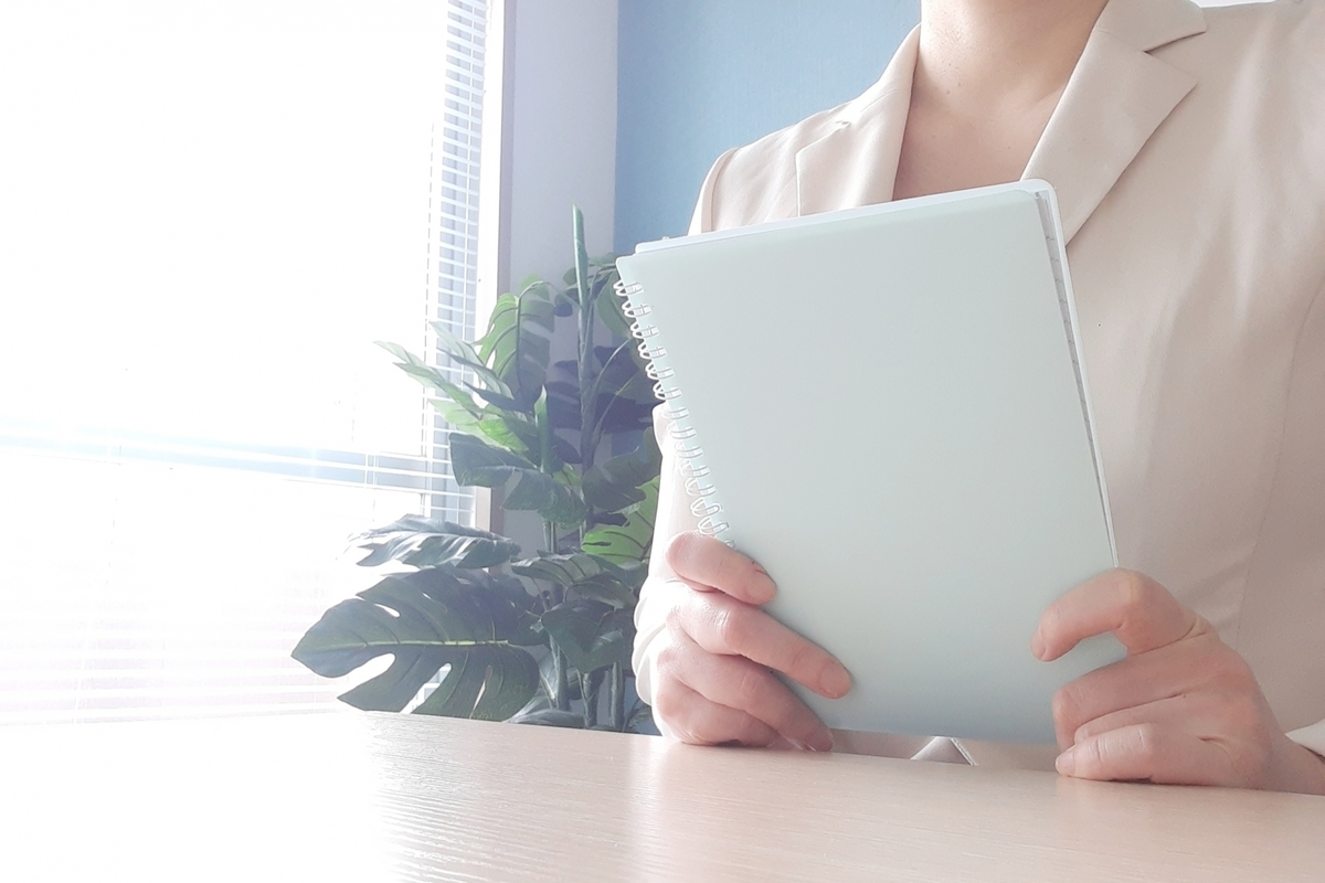 ノートを持っている女性