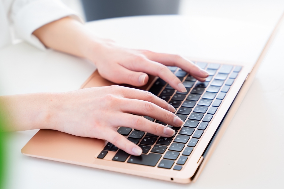 タイピングしている手元