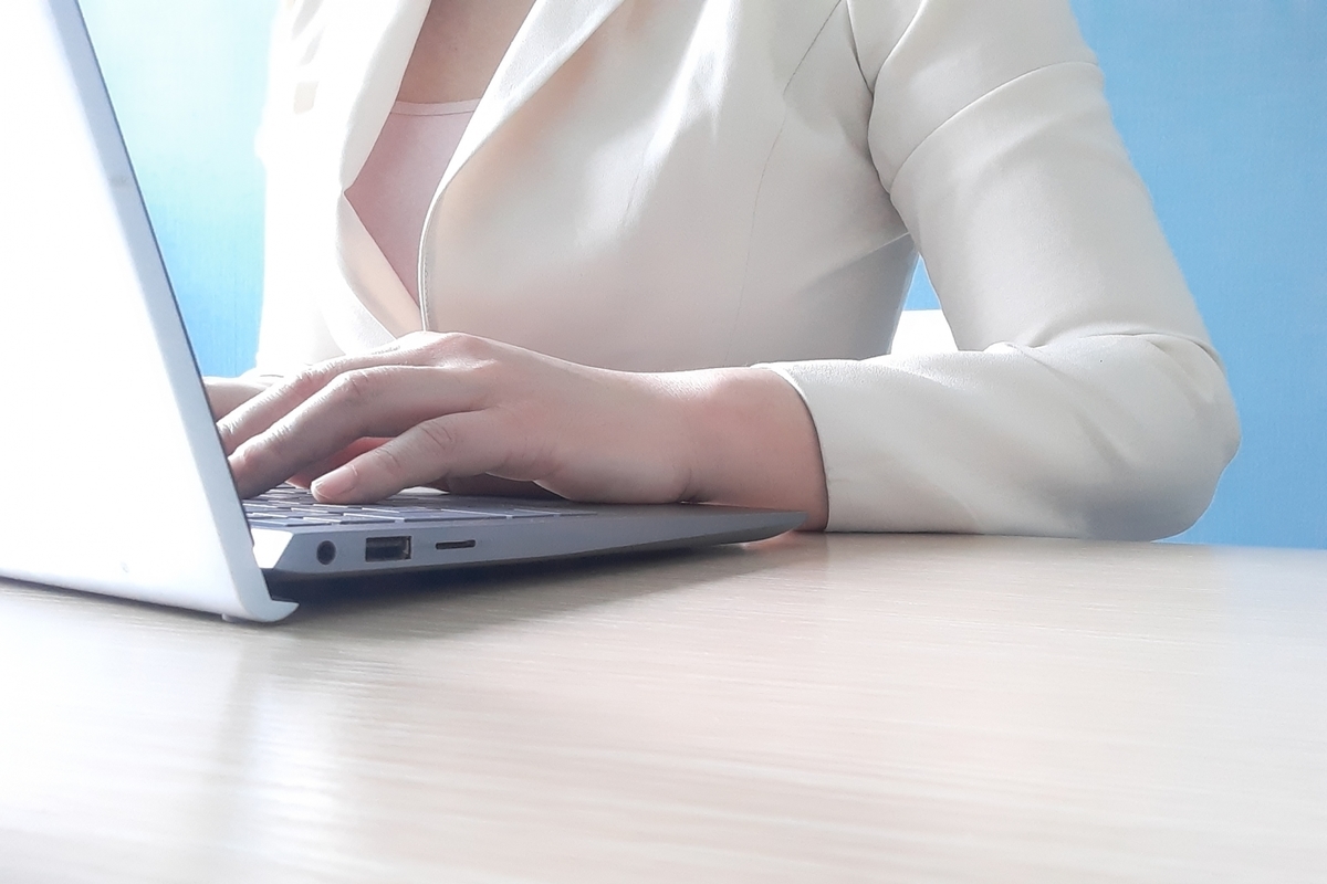 タイピングする女性